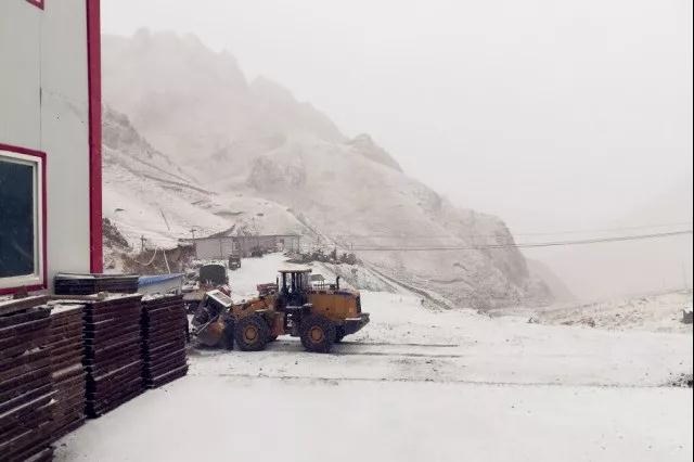人間四月芳菲盡，山中春雪還復(fù)來